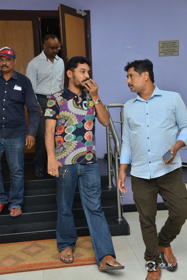 Army-People-Watching-Naa-Peru-Surya-Naa-illu-India-Movie-Photos